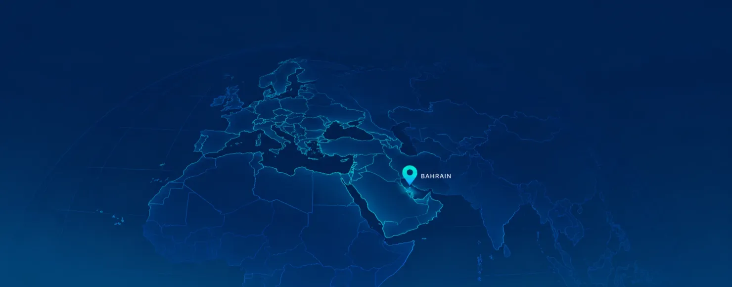 Dunkle Weltkarte von Europa bis Indien, Bahrain ist mit einer türkisen Markierung hervorgehoben